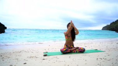 Kız sahilde pratik yoga