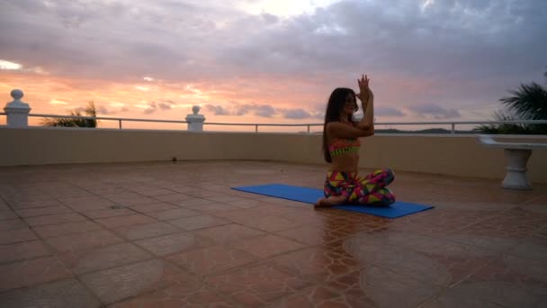 Girl at sunset practicing yoga — Stock Video
