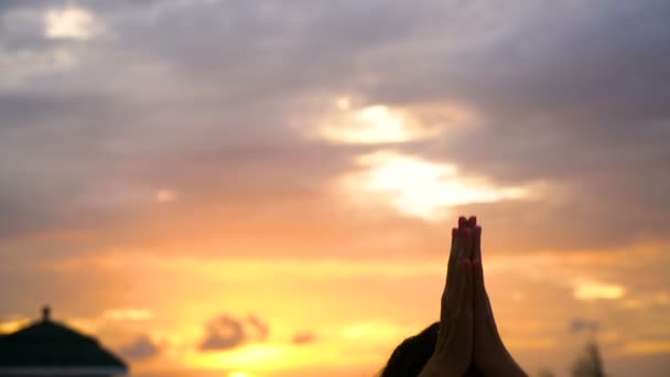 Chica al atardecer practicando yoga — Vídeo de stock