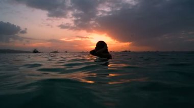 Islak saç ve su sualtı günbatımında dudaklarında seksi kızla