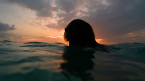 Sexy meisje met natte haren en lippen in de ondergaande zon in het water onder water — Stockvideo