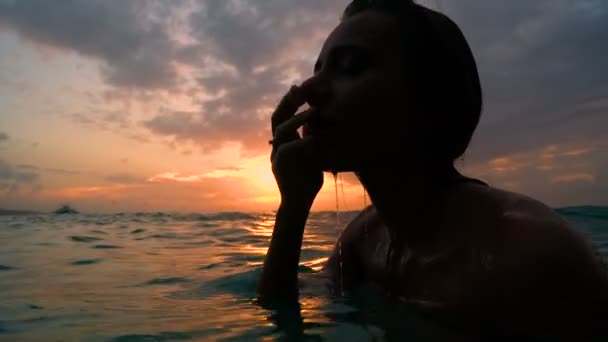 Szexi lány a nedves haj és az ajkak, a naplemente a víz víz alatti — Stock videók