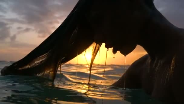 Sexy chica con el pelo mojado y los labios en la puesta de sol en el agua bajo el agua — Vídeo de stock