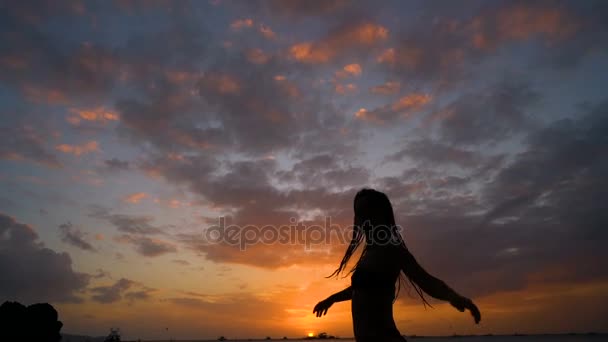 Sexy dívka s mokrými vlasy, oblečen v plavkách pózuje na sunset beach