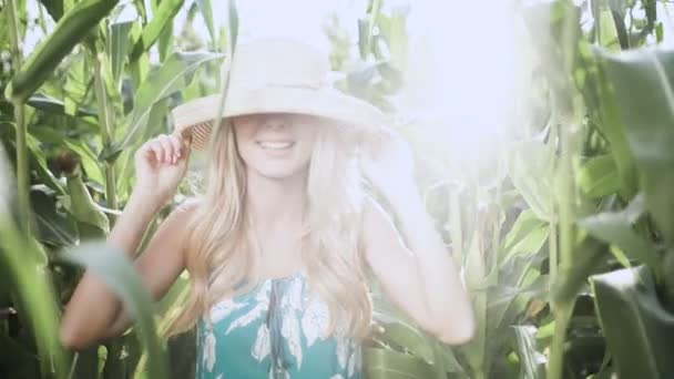 Beautiful girl in hat running and smiling in corn field slow motion — Stock Video