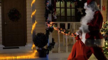 Noel Baba eve gelir