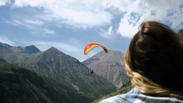 Menina parece um parapente voador — Vídeo de Stock