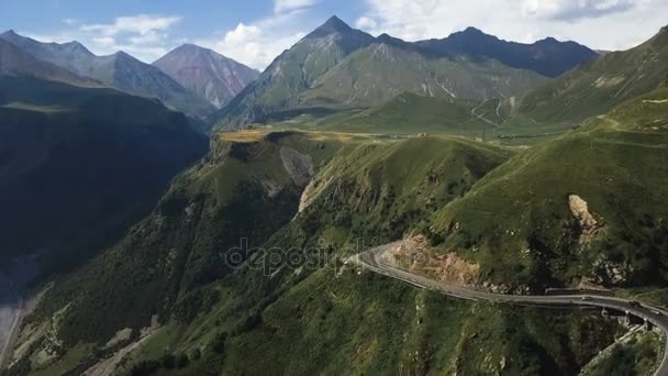 Aérea - montañas de Georgia, Europa. Montañas del Cáucaso. Mundo de belleza . — Vídeos de Stock