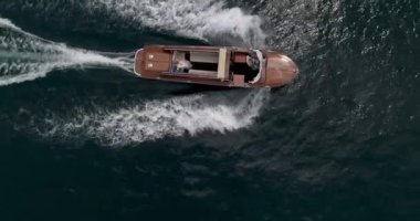 Yaşlı maun motorlu tekne İtalya 'daki güzel göl boyunca yüzüyor.