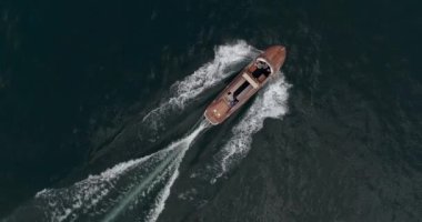 Yaşlı maun motorlu tekne İtalya 'daki Garda Gölü boyunca yelken açıyor. Hava görüntüsü.