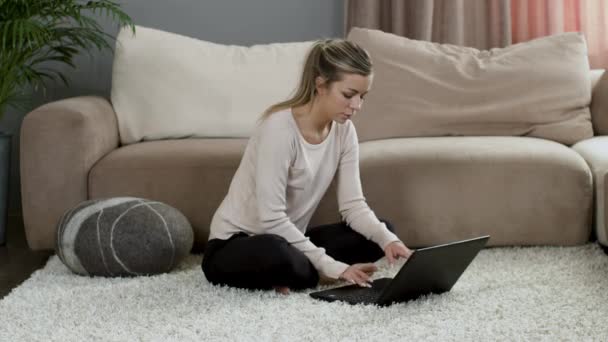 Caucasico bionda ragazza laptop a casa guardando su Internet . — Video Stock