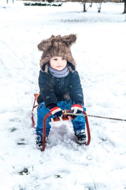 Karda eğleniyor çocuk