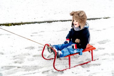 Karda eğleniyor çocuk