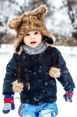 Karda eğleniyor çocuk