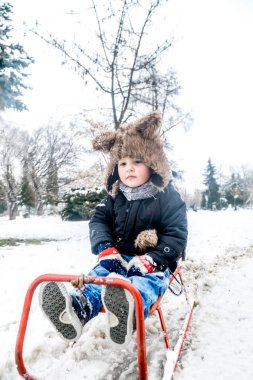 Karda eğleniyor çocuk