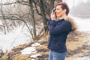 Genç kadın doğa fotoğraf makinesi