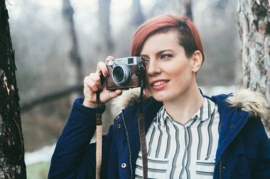 Genç kadın doğa fotoğraf makinesi