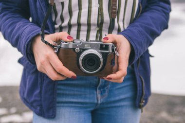 Elinde kamera olan kadın.