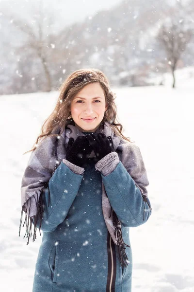 Jonge vrouw in de winter buiten Rechtenvrije Stockafbeeldingen