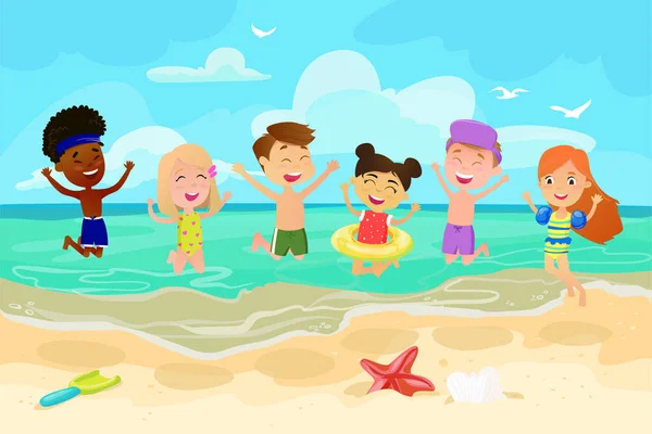 Barn hoppar på stranden. Glada glada barn. Friluftsliv. Aktivitet natur fritid. Havssand sol. Barnstrand. Lyckliga vänner. Söta små tecknade pojkar och flickor. — Stock vektor