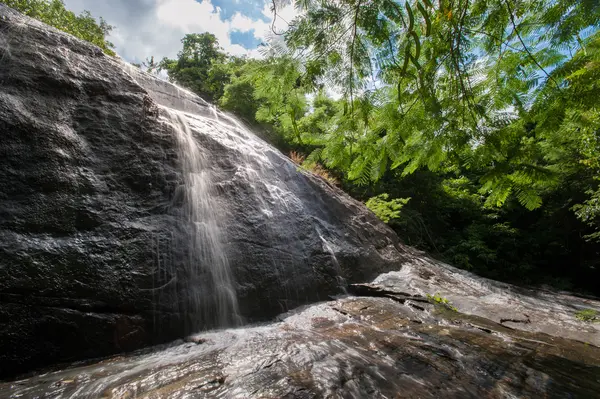 Красивый водопад в провинции Шантабури Азия юго-восточная Азия — стоковое фото