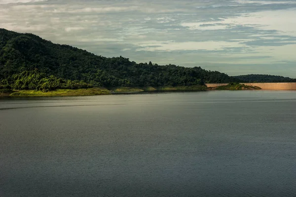 댐 건설 대형 댐 물, Khun 댄 프라 칸에서 촌 댐 나콘 나 욕 주의 유명한 랜드마크-태국 — 스톡 사진