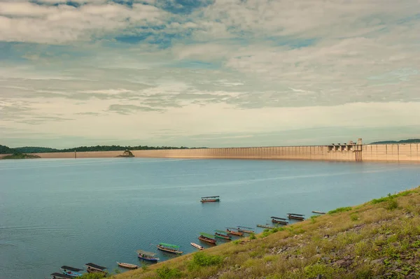 댐은 Khun 댄 p에서 큰 댐 물의 건설입니다. — 스톡 사진