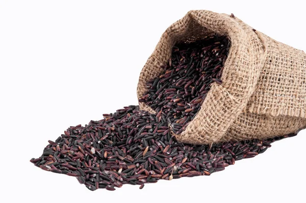 Beyaz bir arka plan üzerinde torbalarda Riceberry pirinç
