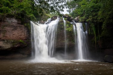Haewsuwat şelale Khao Yai Milli Parkı, Tayland at. (Dünya
