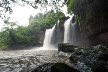 Haewsuwat şelale Khao Yai Milli Parkı, Tayland at. (Dünya
