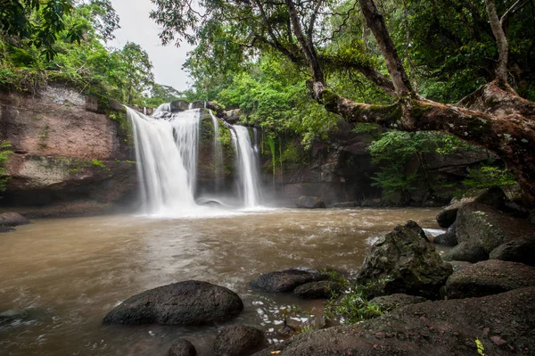 Haewsuwat wodospadu w parku narodowym Khao Yai, Tajlandia. (Wor — Zdjęcie stockowe