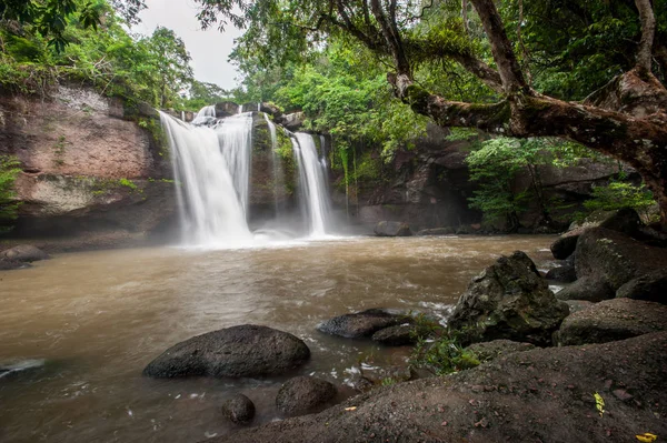 Haewsuwat wodospadu w parku narodowym Khao Yai, Tajlandia. (Wor — Zdjęcie stockowe