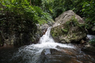 Krak - E - Dok şelale Khao Yai Milli Parkı, Tayland at, sonbahar orman şelale.