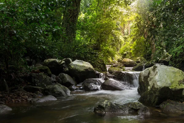 Cascada en el bosque de otoño en la cascada Krok - E-Dok en el Parque Nacional Khao Yai, Tailandia . — Foto de Stock