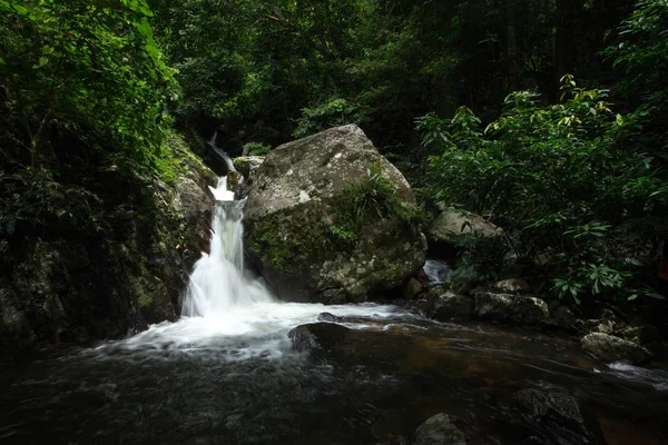 Wodospad w lesie jesienią o Krok - E - Dok wodospadu w parku narodowym Khao Yai, Tajlandia. — Zdjęcie stockowe