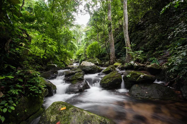 Cascada en el bosque de otoño en la cascada Krok - E-Dok en el Parque Nacional Khao Yai, Tailandia . — Foto de Stock