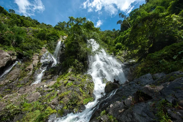 Krak E-Dok şelale Khao Yai Milli Parkı, Saraburi Tayland, dağın tepesine