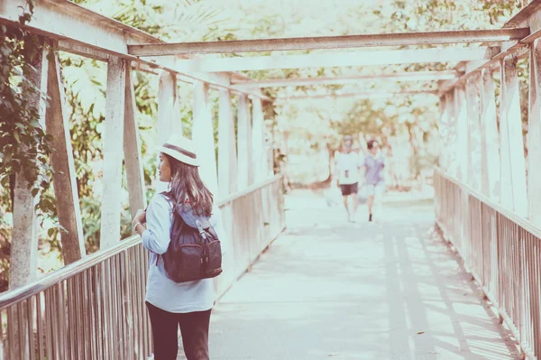 Genç güzel Asyalı kadınlar doğanın ortasında bir çayır, özgürlük ve Park'ta rahatlatıcı