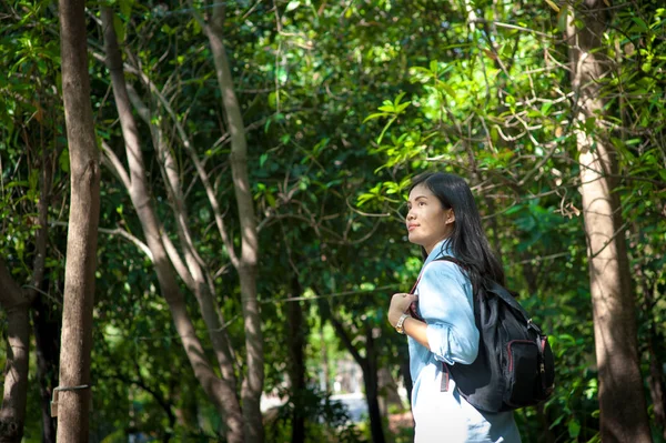 Jovem bonita asiática mulheres natureza no meio de um prado, Liberdade e relaxante no parque — Fotografia de Stock