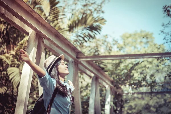 Jovem bonita asiática mulheres natureza no meio de um prado, Liberdade e relaxante no parque — Fotografia de Stock