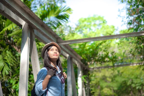 牧草地、自由と公園でリラックス中の若い美しいアジア女性自然 — ストック写真