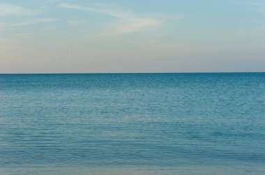 Sakin deniz okyanus ve mavi gökyüzü arka plan, güzel beyaz bulutlar üzerinde üzerinde mavi gökyüzü güneş ışığı yansıması ile deniz sakin