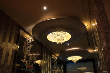 İle kristal lamba, bir odada güzel kristal avize