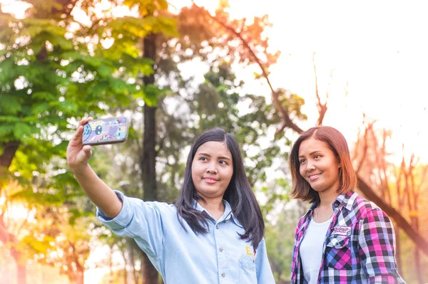 Potret dua wanita asia muda yang membuat foto selfie di smartp — Stok Foto