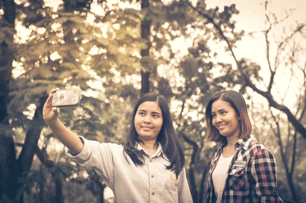 Πορτραίτο μια δύο μικρά Ασία γυναίκα κάνοντας selfie φωτογραφία στην αλλά t — Φωτογραφία Αρχείου