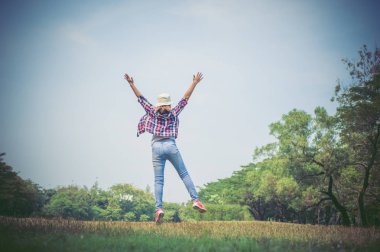 kadın zevk atlama yeşil çim ve çiçek park alanında dinlenin