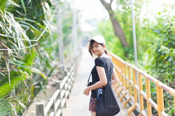 Ritratto di una bella giovane ragazza sorridente, Attraente giovane donna che si gode il suo tempo all'aperto sulla passerella nel parco con il tramonto — Foto Stock