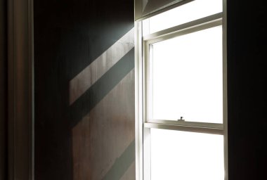 Pencere ışık: pencerenin önüne geliyor güneş ışığı