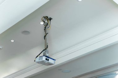 Tavanda Toplantı salonunun içinde yüklü projektör