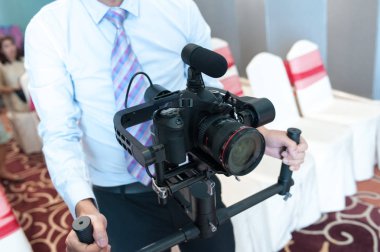 kameramanların gimball ile video slr, kameramanların steadycam kullanarak